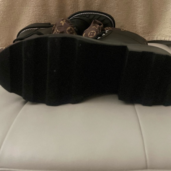 Louis Vuitton boots - Picture 6 of 11